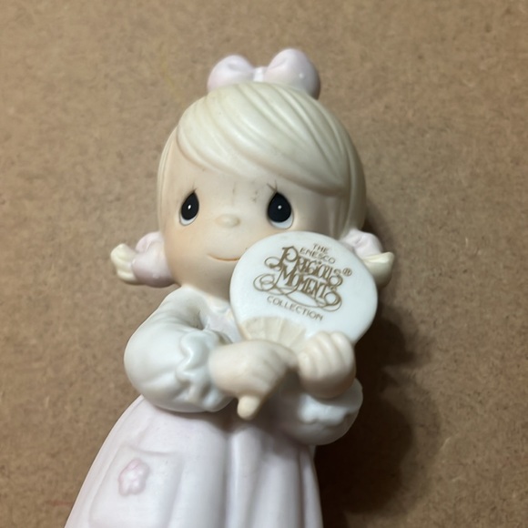 Precious Moments Fan Figurine - Picture 2 of 4